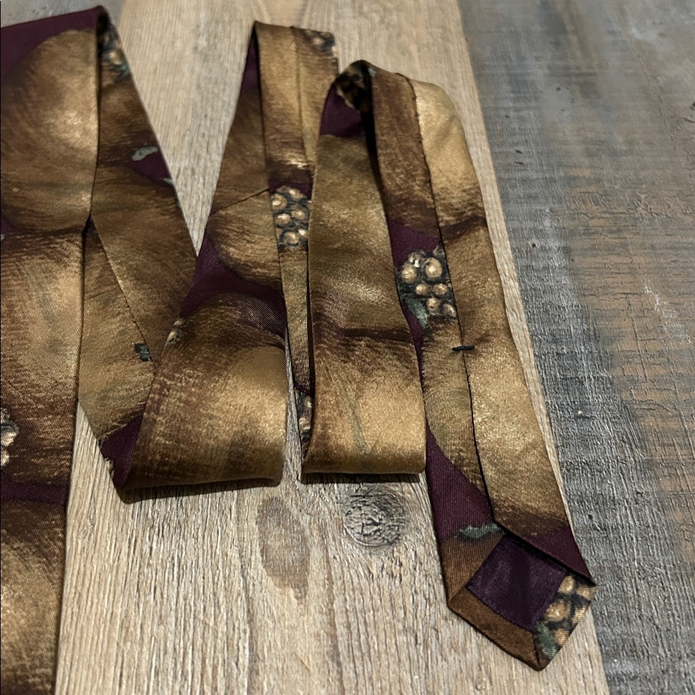 Vintage Claiborne Men’s Gold Purple fruit Patterned Tie 100% Italian Silk Career - Picture 6 of 7